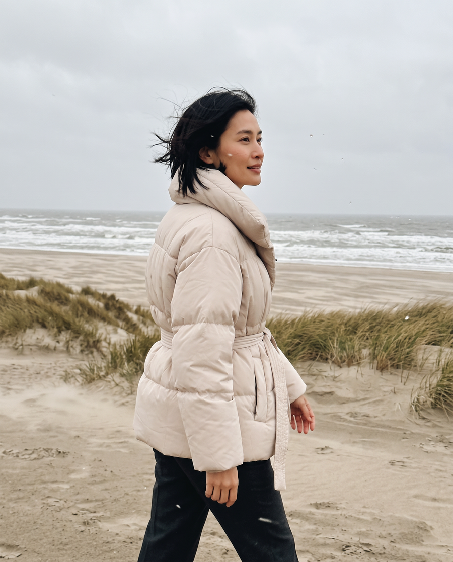 Zo draag je 'm – Dames Oversized Puffer Jas met Ceintuur